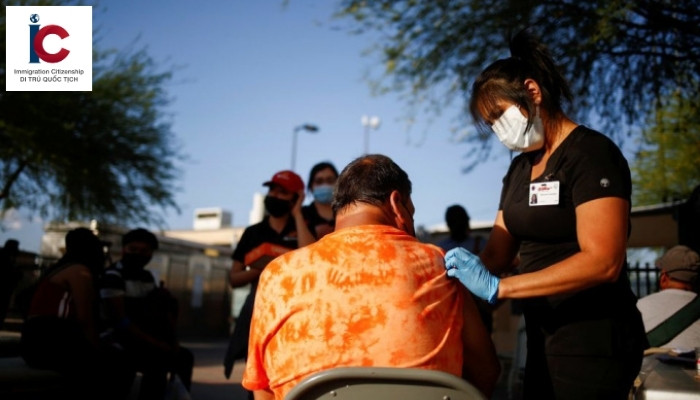 Người dân Mỹ đi dạo trên con phố ở Anaheim, bang California hôm 3/5. Ảnh: Los Angeles Times.